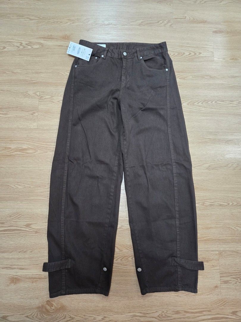 Zara choco brown pants (Category: Jeans) located in Quezon City. Submitted by jen_4kids (Listing ID 1459432347, Image 1). Description: Zara choco brown denim (balloon style) Bottom with strap can adjust to ur style 2 button + 2 button hole Size 40.