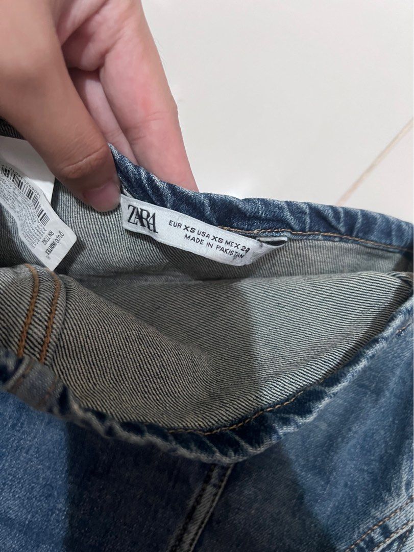 ZARA Denim Bustier Top (Category: Sleeveless) located in Legazpi City. Submitted by ilysabby (Listing ID 1459440910, Image 2). Description: .