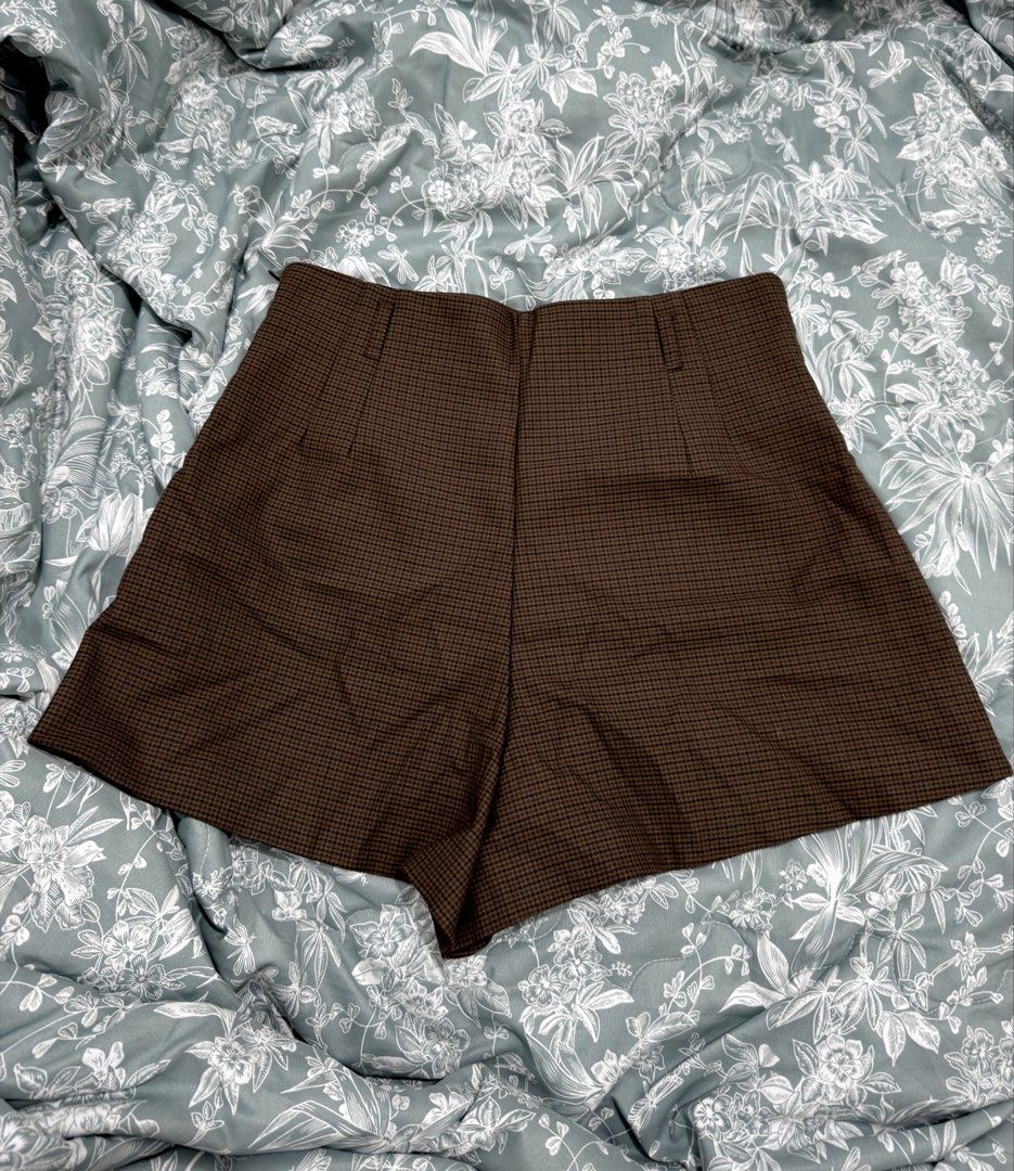 Zara Highwaist Shorts Medium (Category: Shorts) located in Manila. Submitted by arcangelyeng (Listing ID 1459339443, Image 1). Description: .
