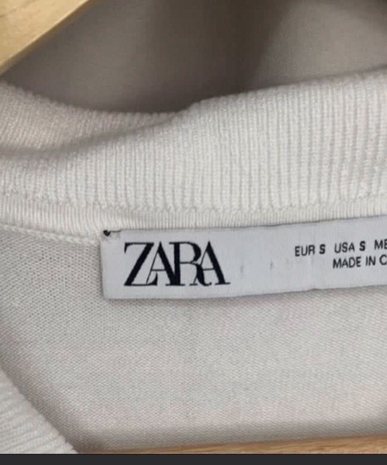Zara White Button Up Knit Top Size S (Category: Blouses) located in Manila. Submitted by decluterthings888 (Listing ID 1459430269, Image 1). Description: - White Zara knit top - Short sleeves - Button-up front - Size S - Made in China - Simple and classic piece.