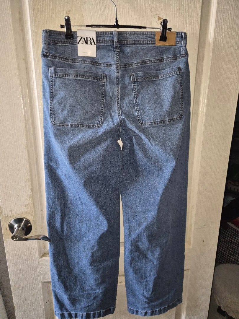 ZARA Wide Leg Cropped Jeans (Category: Jeans) located in Taguig. Submitted by chloe_clothingco. (Listing ID 1459348282, Image 3). Description: - Brand new ZARA jeans size 30 - Wide leg, cropped style - Light wash denim - Front and back pockets - Still has original tags attached - Never been worn.