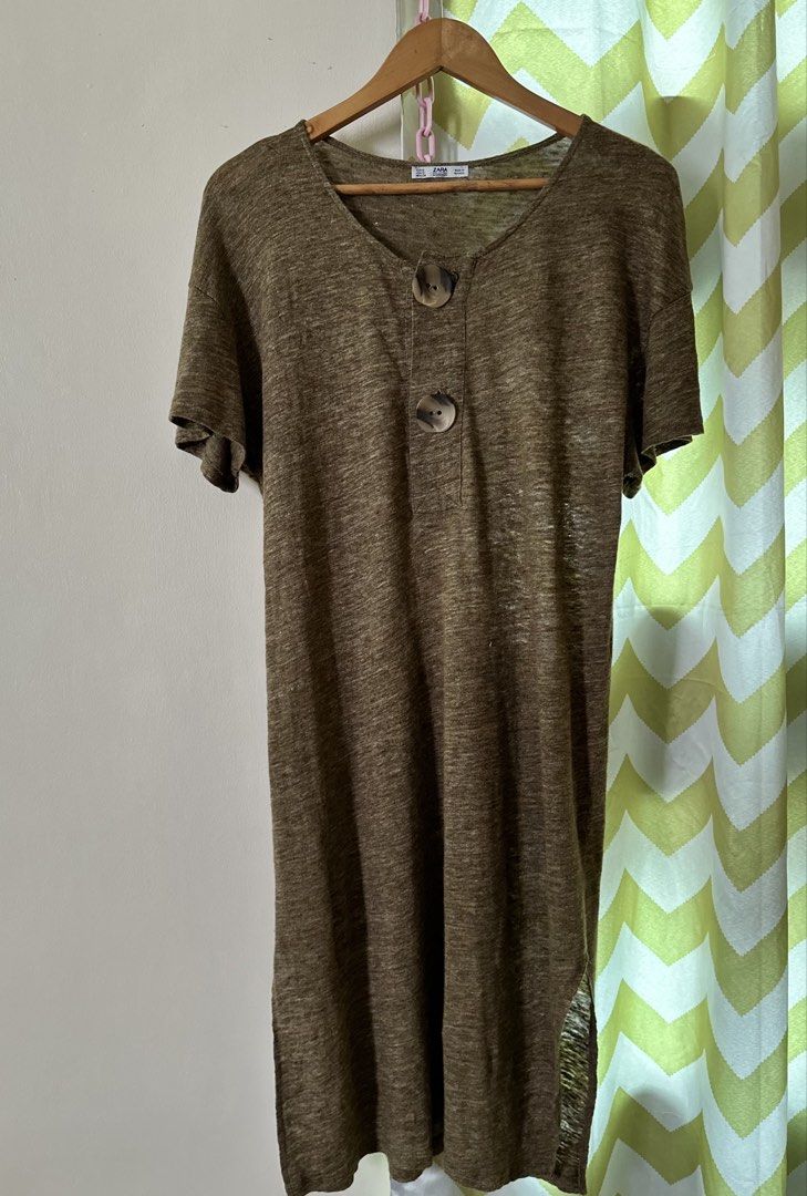Zara Woman/Basic Linen Blend Dress Size S (Category: Dresses) located in Quezon City. Submitted by lovedbykling (Listing ID 1459306586, Image 1). Description: - Zara olive green linen blend dress - Short sleeves - V-neckline with two button details - Side slits for comfort - Made in Morocco - Ideal for casual wear -Length: 40 inches Fits Small to Large frame.