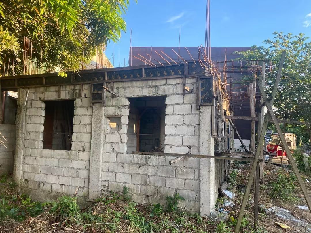 100sqm lot w/ unfinished structure (Category: House & Lot) located in Plaridel. Submitted by orfdnix (Listing ID 1465051854, Image 2). Description: 1.5M only 100 SQM LOT W/ UNFINISHED UNIT LOCATION: GEORGEVILLE, Tarcan Baliwag Bulacan CLEAN TITLE TAX UPDATED PM if interested .