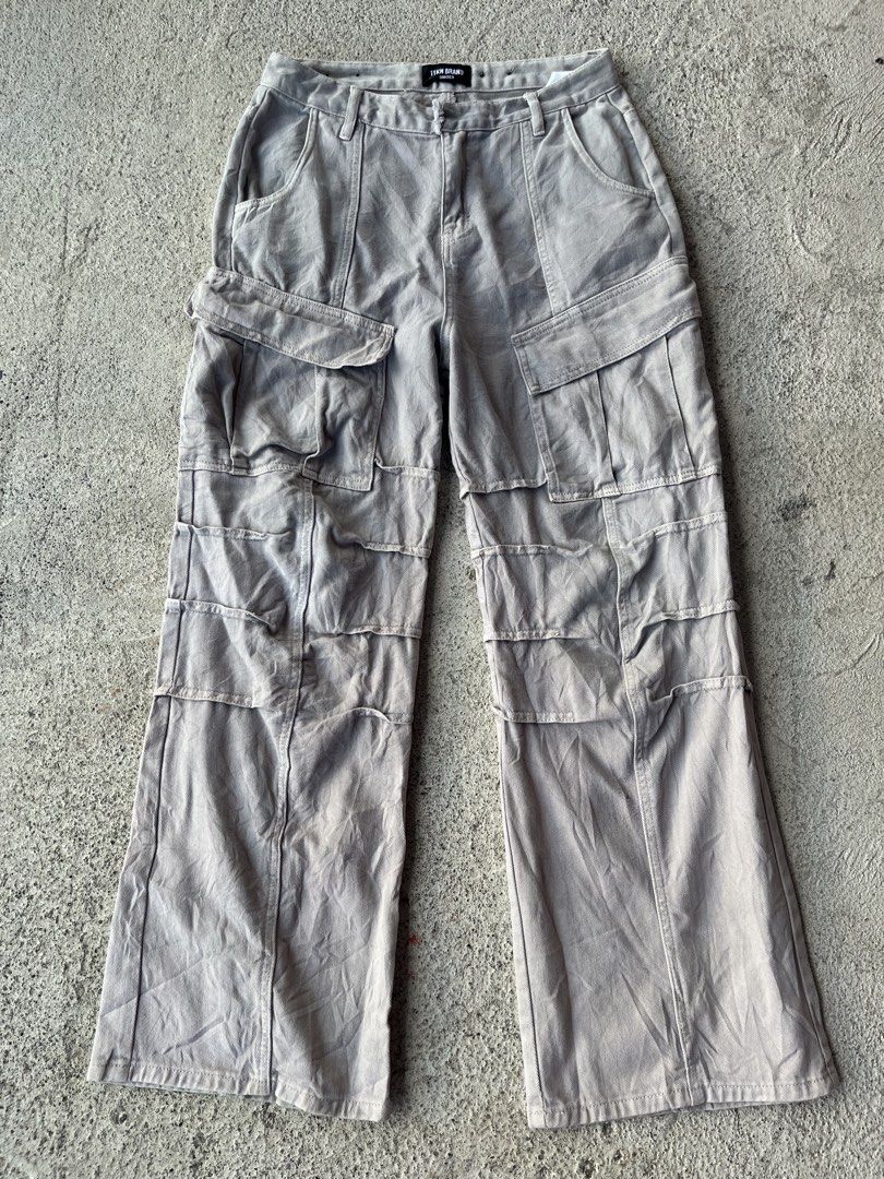 11KN Brand Unisex Grey Cargo Pants (Category: Jeans) located in Manila. Submitted by tyron.dragon (Listing ID 1465071044, Image 1). Description: - Brand: 11KN - Color: Grey (Unisex) - Style: Wide leg streetwear cargo pants - Details: Multiple utility pockets on sides and thighs, paneled leg detailing - Closure: Standard button and zip - Pairing: Easy to match with oversized tees and hoodies.