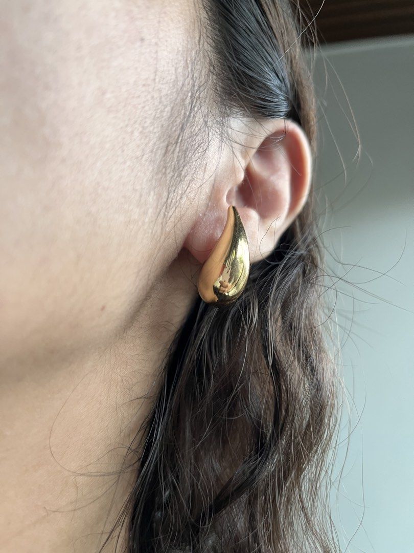18K Gold Teardrop Earrings (Category: Earrings) located in Manila. Submitted by marjschua (Listing ID 1464998597, Image 2). Description: 18K Gold Tear Drop Earrings Bought in Japan Weight: 4.34g Selling for only 7,800/ gram (NEGOTIABLE).