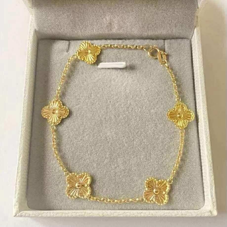18K Saudi Gold Clover Bracelet (Category: Bracelets) located in Caloocan City. Submitted by cheskhaionlinestore2.0 (Listing ID 1465049144, Image 2). Description: 18K Pure Saudi Gold Clover Bracelet ₱4350 only 📌 🍒 Pawnable/ Nasasangla💯 🍒 Brandnew 💯 🍒 Ship via JNT/ LBC 🍒 Lalamove for same day delivery 🍒 We accept COD COP with downpayment to avoid cancellation of orders ⚡ How to Order? Please feel free to message us directly 🙏🏻 Cheskhai On