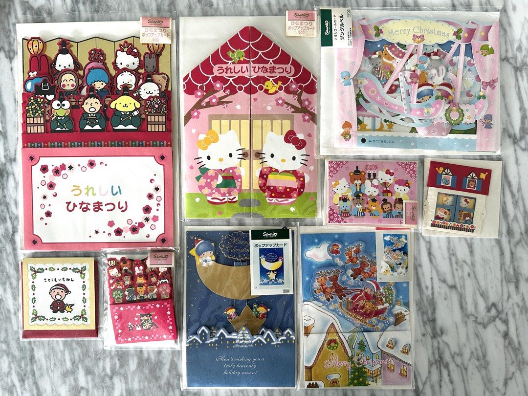 1999年 Sanrio Little Twin Stars 立體聖誕卡 Christmas Pop-Up Card （分類：動漫角色周邊）位於 Hong Kong。 由 tinydings 提交（商品編號 1465034885，圖片 4）。簡介： Sanrio Little Twin Stars Christmas pop-up greeting card from 1999. Blue night sky design with a gold moon, hanging star, and snowy village below. Unused item complete with original protective plastic sleeve and white envelope. Licensed Sanrio item with barcode and copyright text on the back.。