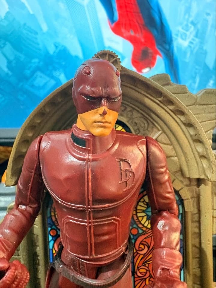 2002 Daredevil Toybiz Marvel Legends (Category: Figurines & Statues) located in Santa Rosa. Submitted by sausageking (Listing ID 1464996711, Image 2). Description: Condition: Incomplete/Loose - wysiwyg Issues: -no nunchucks -no holster -slight paint chips.
