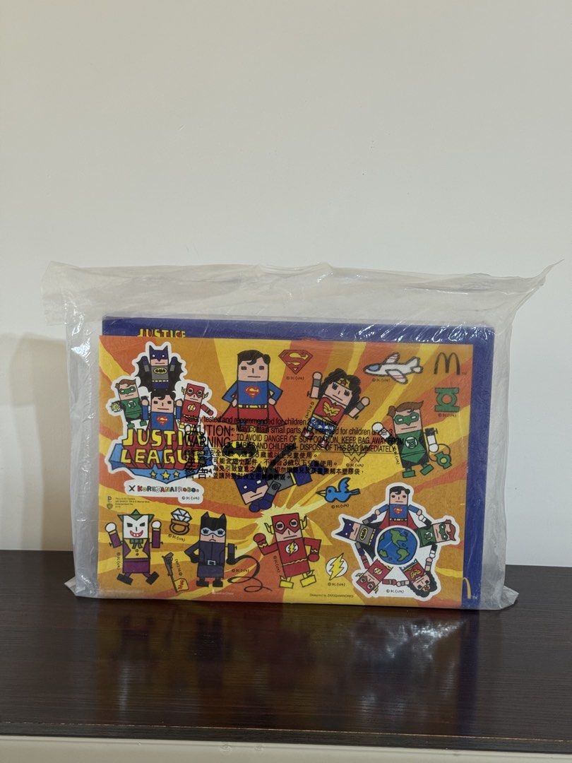 2014年香港麥當勞 Justice League x KoreJaniRobo 全套6隻盒裝 （分類：手辦雕像）位於 Hong Kong。 由 vastfalcon_f8ddf2 提交（商品編號 1465025101，圖片 2）。簡介： 2014年香港麥當勞絕版 Justice League x KoreJaniRobo 由韓國設計師 Zariganiworks 設計 全套6隻盒裝 + 額外多一隻Batman (共7隻) 全新未拆，原膠袋未開，收藏10年 盒入面6隻：超人、蝙蝠俠、神奇女俠、閃電俠、綠燈俠、小丑 額外附送：Batman 獨立包裝 (如圖4) 小議 入面全新 只限順豐到付 #dc #justiceleague #正義聯盟 #麥當勞 #絕版 #catwoman #蝙蝠俠。