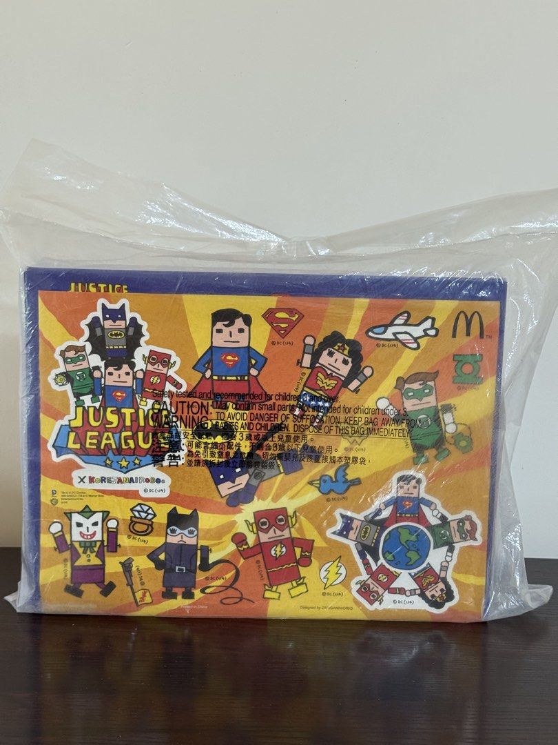 2014年香港麥當勞 Justice League x KoreJaniRobo 全套6隻盒裝 （分類：手辦雕像）位於 Hong Kong。 由 vastfalcon_f8ddf2 提交（商品編號 1465025101，圖片 5）。簡介： 2014年香港麥當勞絕版 Justice League x KoreJaniRobo 由韓國設計師 Zariganiworks 設計 全套6隻盒裝 + 額外多一隻Batman (共7隻) 全新未拆，原膠袋未開，收藏10年 盒入面6隻：超人、蝙蝠俠、神奇女俠、閃電俠、綠燈俠、小丑 額外附送：Batman 獨立包裝 (如圖4) 小議 入面全新 只限順豐到付 #dc #justiceleague #正義聯盟 #麥當勞 #絕版 #catwoman #蝙蝠俠。