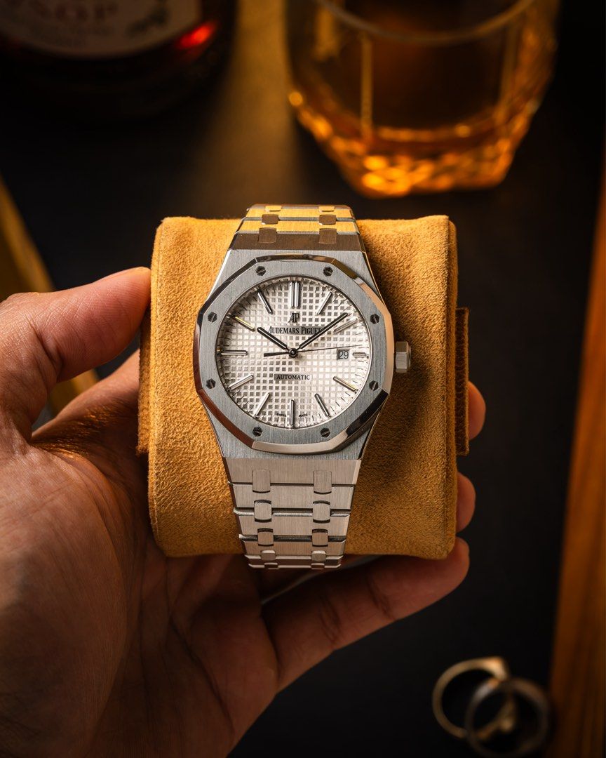 2019 Royal Oak 15400ST WHITE (Category: Luxury Watches) located in Manila. Submitted by wcmanila (Listing ID 1464991829, Image 1). Description: Full Set.