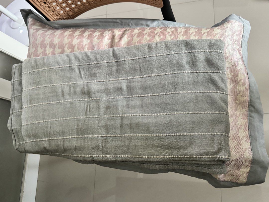 60cm pillow & bed cover (Category: Bedding & Towels) located in Makati City. Submitted by shop.ysaa (Listing ID 1465004860, Image 1). Description: 200 set - needs cleaning loc: Makati lalamove only.