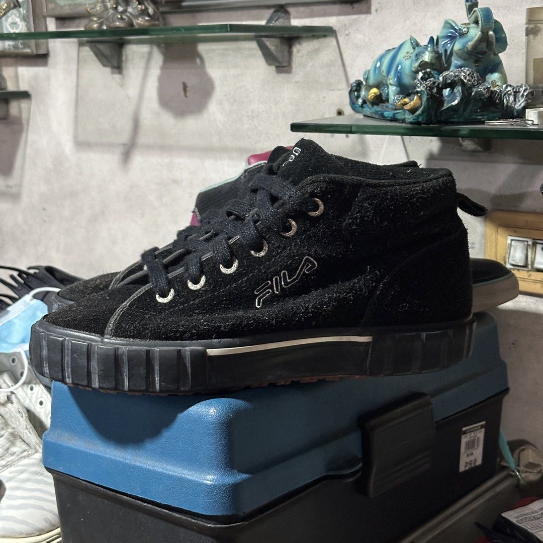 90s Fila Sneakers (Category: Sneakers) located in Makati City. Submitted by jazzytomodachi (Listing ID 1465105644, Image 2). Description: Pretty great condition for a 3 decade old shoe. Same outsole as the Fila Sandblast. Honestly would keep if it wasn’t for the size lol Issues Small sole seps at the front Dirt (can clean upon request) Oxidized midsoles (tire black upon request) Heel drags Gnarly sock liner rip in one shoe (check last photo) Size