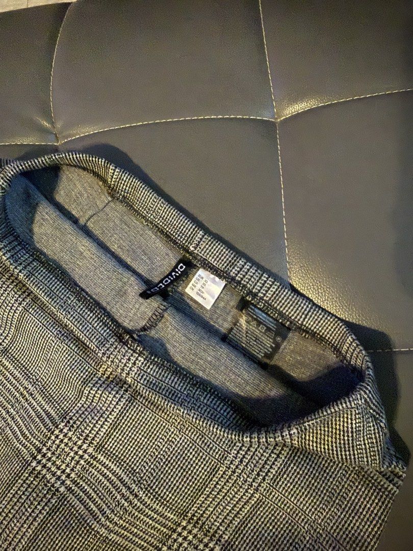 (H & M) Grey Plaid Skirt (Skort) (Category: Skirts) located in Manila. Submitted by maria.iya_ (Listing ID 1465075701, Image 1). Description: can fit xs-s actually i’m medium rn (my waist line is 27-28) still fits me but uncomfy na kaya i had to sell this one na. best paired with black casual/formal tops such a hard let go !.