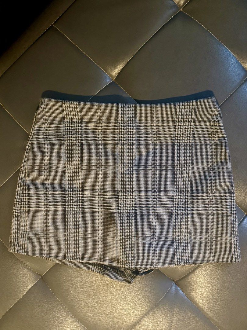 (H & M) Grey Plaid Skirt (Skort) (Category: Skirts) located in Manila. Submitted by maria.iya_ (Listing ID 1465075701, Image 2). Description: can fit xs-s actually i’m medium rn (my waist line is 27-28) still fits me but uncomfy na kaya i had to sell this one na. best paired with black casual/formal tops such a hard let go !.