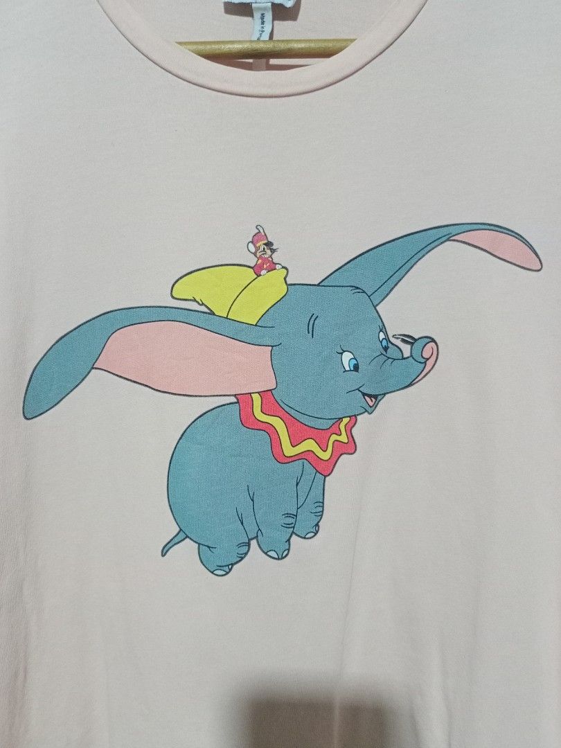 ✅ LOEWE x Dumbo Elephant Tee (Category: Luxury Apparel) located in Palo. Submitted by getupandglow (Listing ID 1465104340, Image 2). Description: ✅ LOEWE x Dumbo Elephant Tee Made in Portugal Size: Large Fit Dimes: 20x26 Issue: None Condition: Excellent Colorate: 9.7/10 Price: 750 only + sf 📍 Location: LEYTE MODE OF PAYMENT 💳 GCash (Payment 1st) | ✈️ J&T 📩 MAKE OFFER nalang if interested..