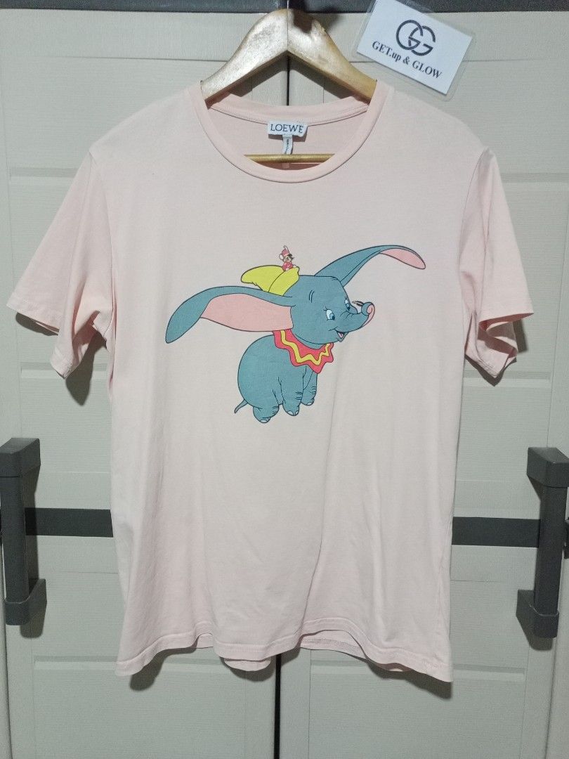 ✅ LOEWE x Dumbo Elephant Tee (Category: Luxury Apparel) located in Palo. Submitted by getupandglow (Listing ID 1465104340, Image 1). Description: ✅ LOEWE x Dumbo Elephant Tee Made in Portugal Size: Large Fit Dimes: 20x26 Issue: None Condition: Excellent Colorate: 9.7/10 Price: 750 only + sf 📍 Location: LEYTE MODE OF PAYMENT 💳 GCash (Payment 1st) | ✈️ J&T 📩 MAKE OFFER nalang if interested..