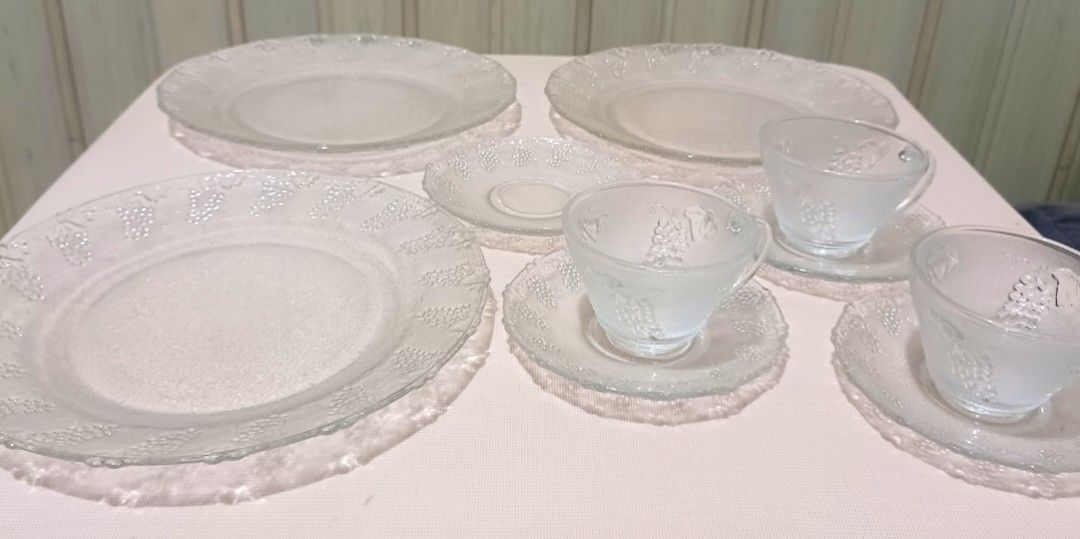 🍇 Vintage Clear Pressed Glass Grape & Leaf Pattern — 10 -Piece Set (Category: Coffee & Tea Tableware) located in Quezon City. Submitted by wjmae (Listing ID 1465092686, Image 2). Description: Timeless vintage glassware — elegant embossed grape design! 📦 What You Get (10 Pieces Total) - ✅ 3 Large Plates — approx. 10" diameter, scalloped rim, raised grape & vine pattern ​ - ✅ 3 Cups — frosted/etched interior, matching grape design ​ - ✅ 4 Saucers