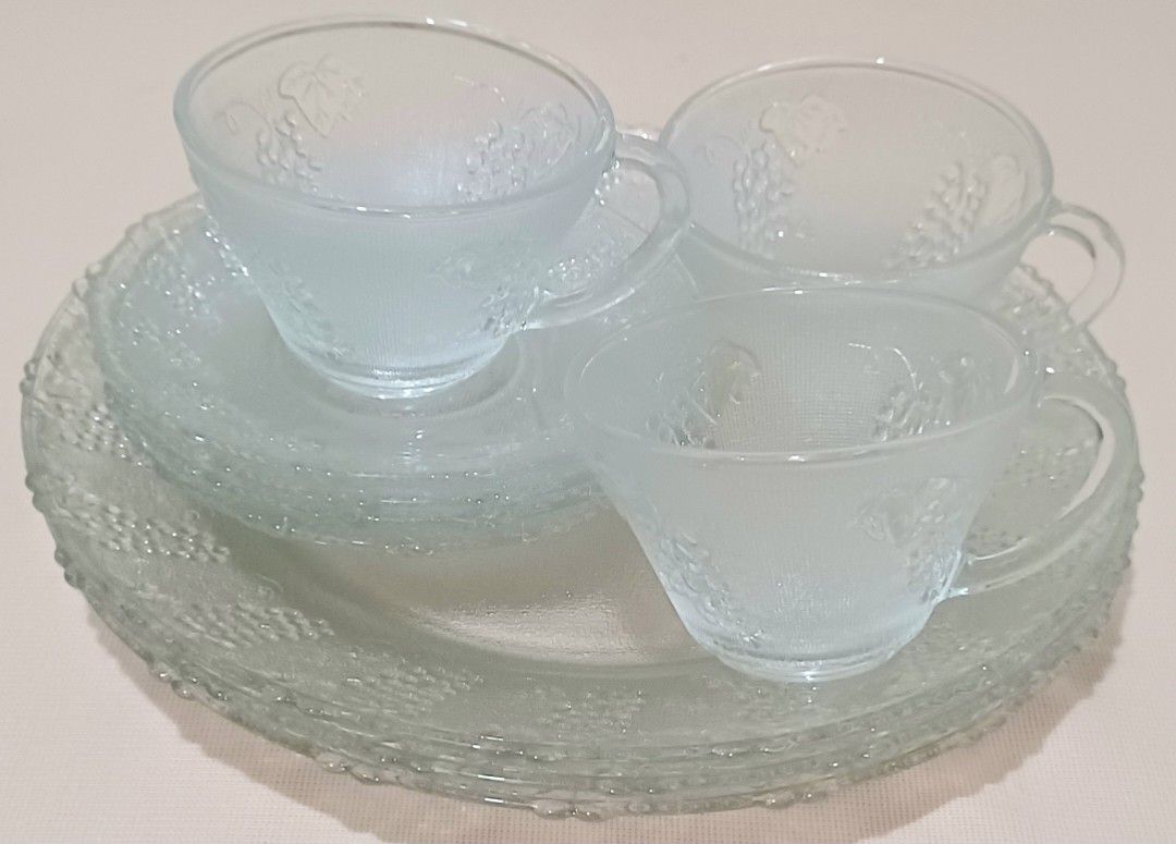 🍇 Vintage Clear Pressed Glass Grape & Leaf Pattern — 10 -Piece Set (Category: Coffee & Tea Tableware) located in Quezon City. Submitted by wjmae (Listing ID 1465092686, Image 1). Description: Timeless vintage glassware — elegant embossed grape design! 📦 What You Get (10 Pieces Total) - ✅ 3 Large Plates — approx. 10" diameter, scalloped rim, raised grape & vine pattern ​ - ✅ 3 Cups — frosted/etched interior, matching grape design ​ - ✅ 4 Saucers