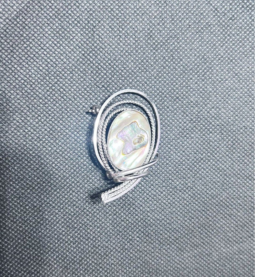 Abalone Shell Inlay Brooch Pin (Category: Brooches) located in Makati City. Submitted by cestparfaitvintagejewelries (Listing ID 1465033543, Image 2). Description: .