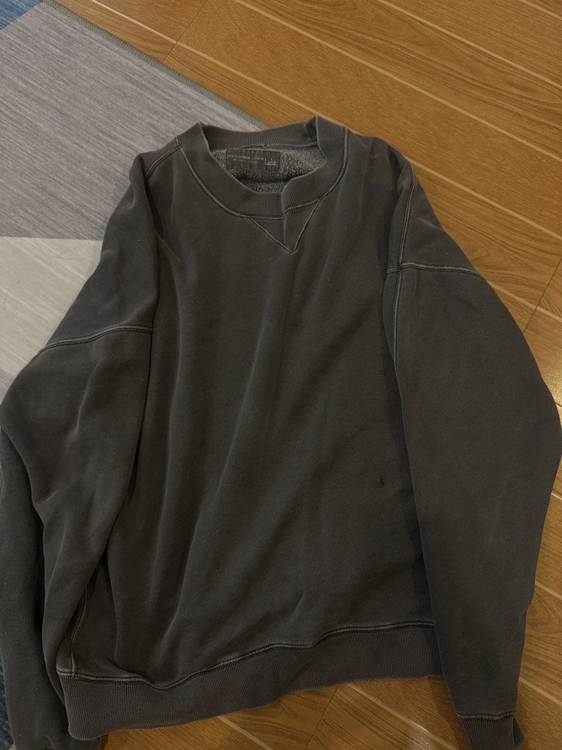 Abercrombie & Fitch Oversized Soft AF Essentials Sweatshirt (Category: Hoodies) located in Calamba. Submitted by leeadriannn796 (Listing ID 1464975732, Image 1). Description: - Brand: Abercrombie & Fitch - Style: Oversized crewneck sweatshirt with v-stitch collar - Color: Dark grey wash - Size: Large - Interior: Super soft fleece lining - Details: Ribbed cuffs and hem - Origin: Made in the Philippines.