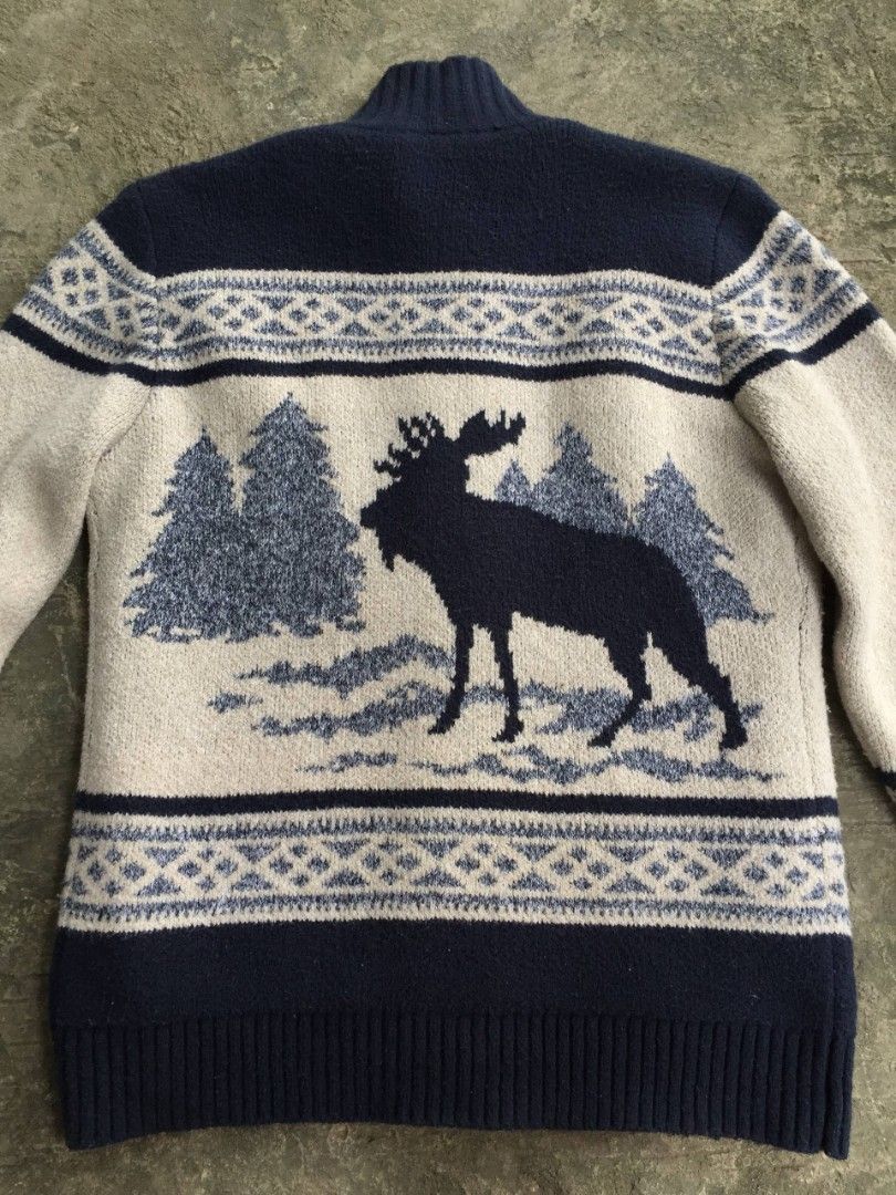Abercrombie and Fitch Knitted Moose Pattern (Category: Everything Else Others) located in Calamba. Submitted by mysticcat-5ccee5 (Listing ID 1465053102, Image 3). Description: 📌Abercrombie&Fitch Moose Knitted Pattern Sherpa Lined Size Medium Length-29 Width-22 Good Condition 8.5/10 Cr Sign of usage 💸999 Free Shipping.