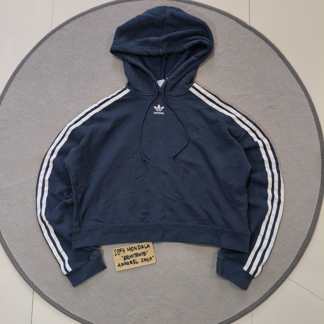 Adidas cropped hoodie mid logo (Category: Coats, Jackets and Outerwear) located in Calatrava. Submitted by ermitany0 (Listing ID 1465078246, Image 1). Description: Cropped hoodie mid logo ( women's ) Very good condition Size: Small Width x length: 21x18" Need wash.. Please check photos for more details ✅ ⬇️ Location: Negros Occidental PM if interested 📩 📩 📩.