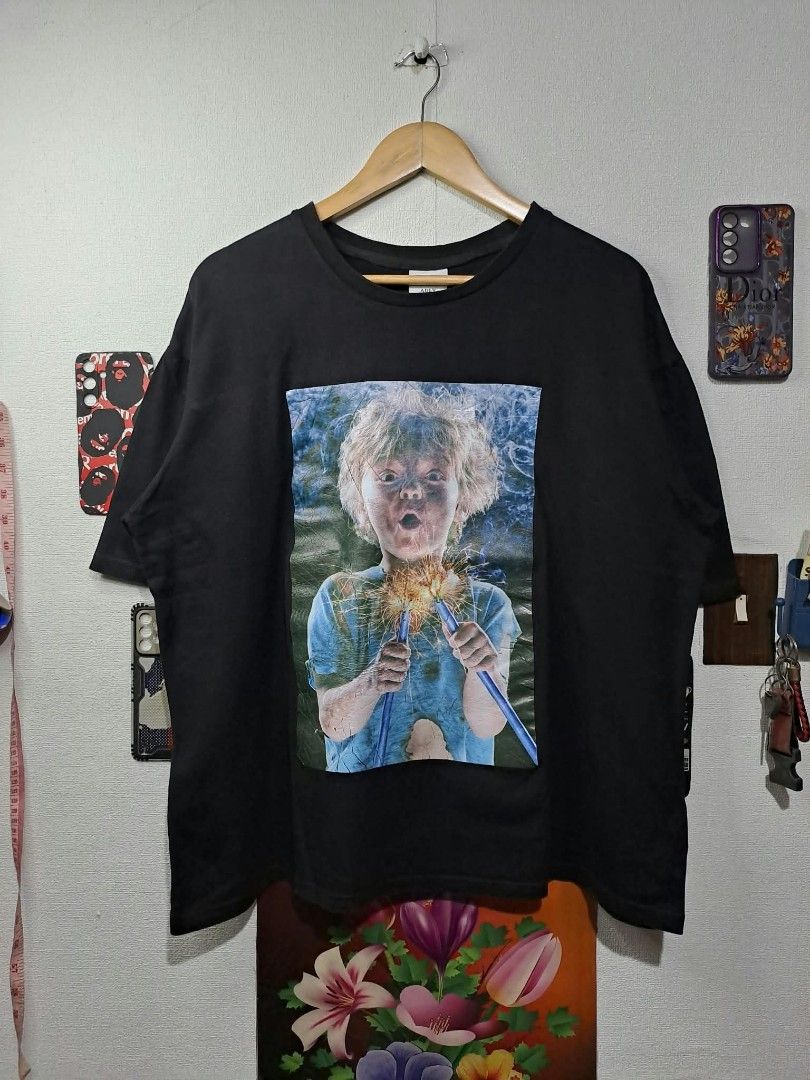 ADLV Acmè De La Vie Spark Boy (Category: Tshirts & Polo Shirts ) located in Quezon City. Submitted by yaseen73 (Listing ID 1465151854, Image 1). Description: ADLV acmè de la vie Spark Boy Wide - Eyed Holding Sparking Electrical Wires Wearing Size : #2 Dimensions : Width 24 Length 26 Color Rate : 9.9/10 Issue - Crack Prints - Condition : 4.5/5 400 Shipped or Best Offer Courier : J&T Lalamove MOP : G C A S H B A N K T R A N S F E R Seller's Locatio