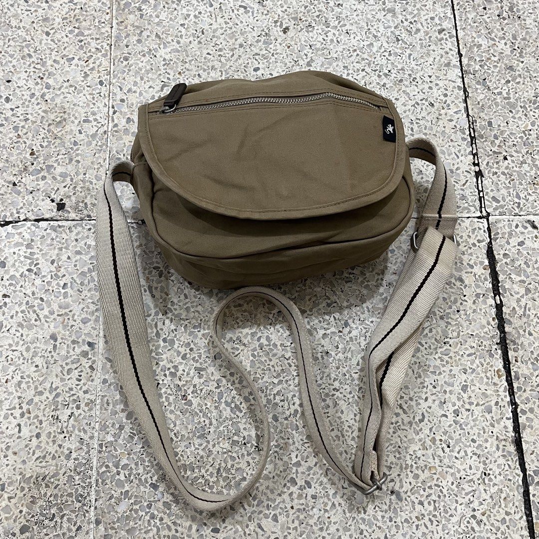 agnes japan bag (Category: Sling Bags) located in Marawi City. Submitted by fixation_05 (Listing ID 1464992281, Image 1). Description: vintage japan bag excellent condition no issues.
