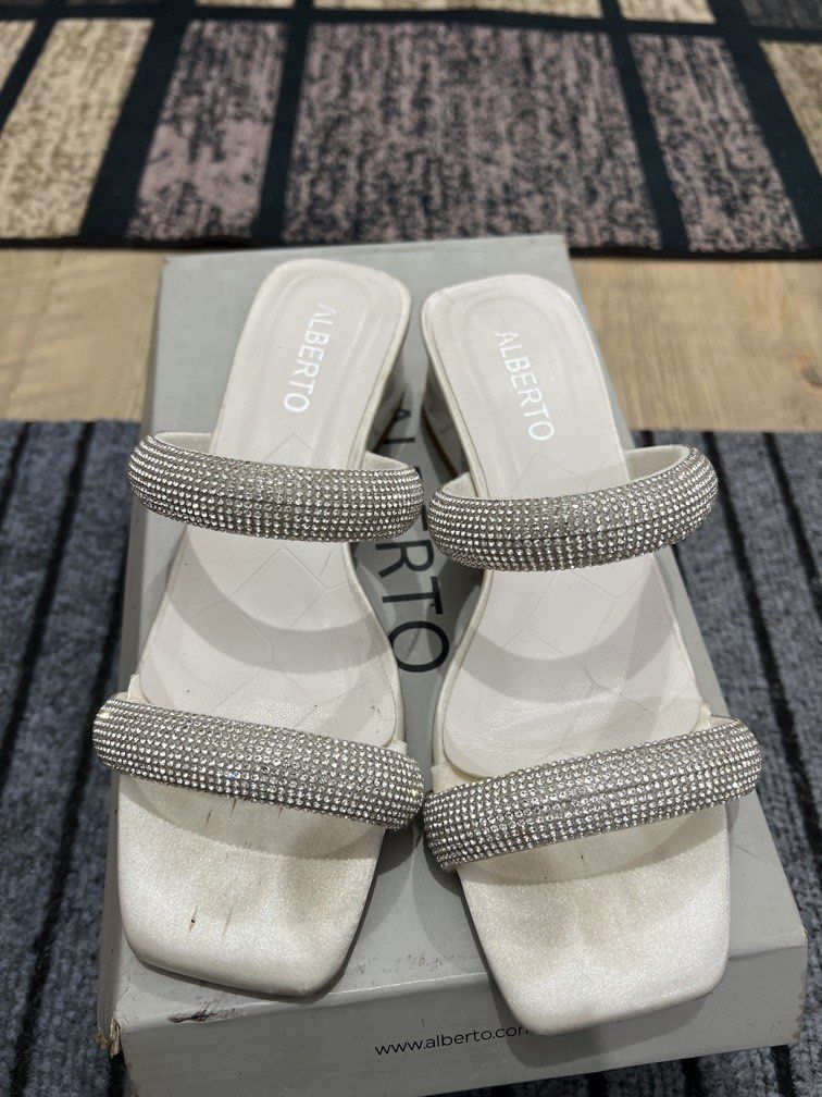 ALBERTO WOMENS SANDALS / HEELS (Category: Sandals) located in Manila. Submitted by cjtin27 (Listing ID 1465077875, Image 1). Description: Size 6 WHITE Original no issues, need lang linisan Rfs: declutter.