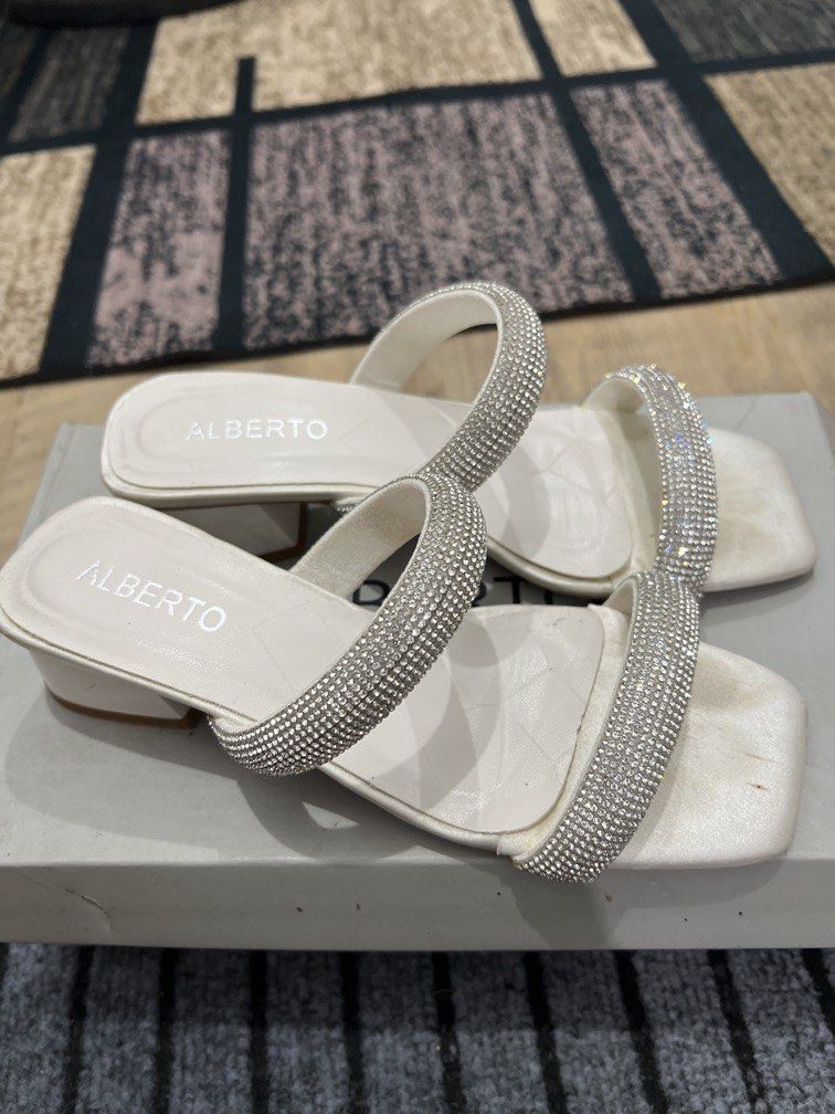 ALBERTO WOMENS SANDALS / HEELS (Category: Sandals) located in Manila. Submitted by cjtin27 (Listing ID 1465077875, Image 2). Description: Size 6 WHITE Original no issues, need lang linisan Rfs: declutter.
