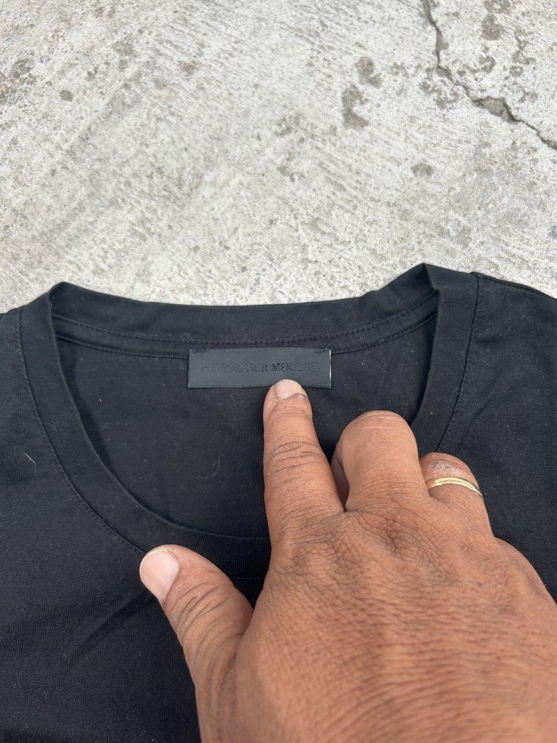 Alexander McQueen Skeleton Patch T-Shirt Black Size L (Category: Tshirts & Polo Shirts ) located in Manila. Submitted by andotputla37237 (Listing ID 1465106709, Image 2). Description: - Brand: Alexander McQueen - Color: Black with red/black color block graphic - Size: Large (L) - Design: Large chest patch with white dancing skeleton print - Details: Classic crew neck, branded collar tag, interior care and origin tags intact - Material: 100% cotto