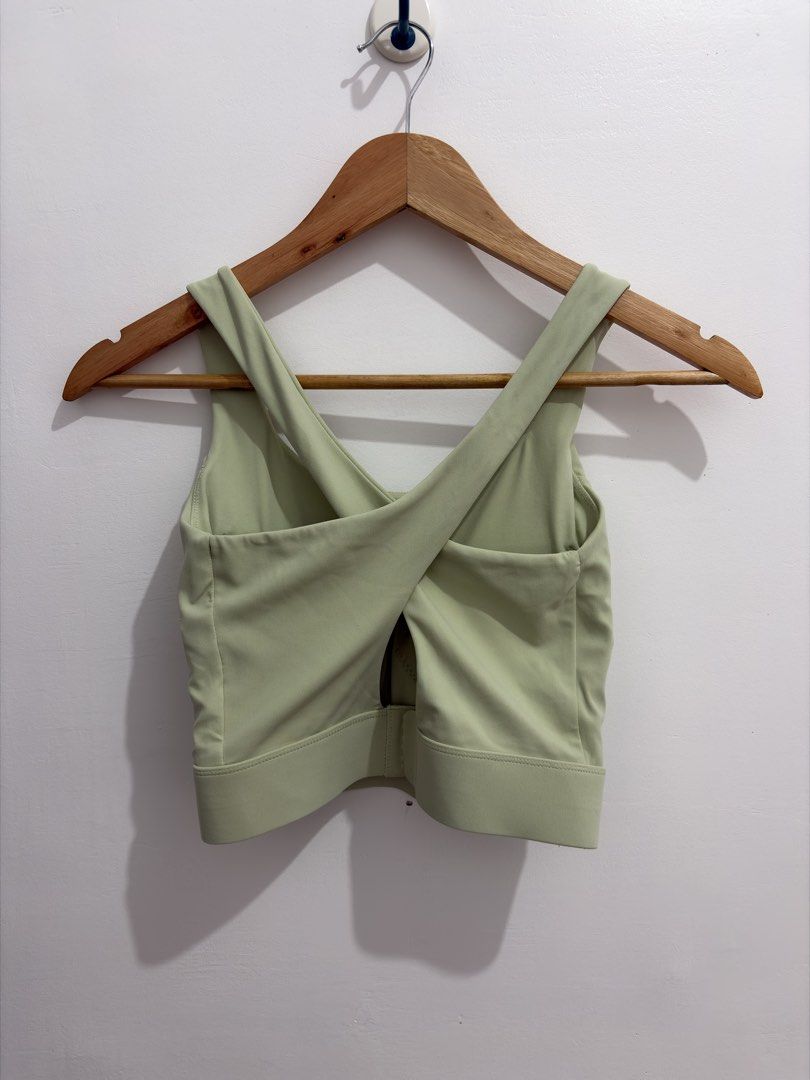 Alo sport bra (Category: Activewear) located in Bayambang. Submitted by frugal_vouge (Listing ID 1464971826, Image 3). Description: Small to medium fitting.