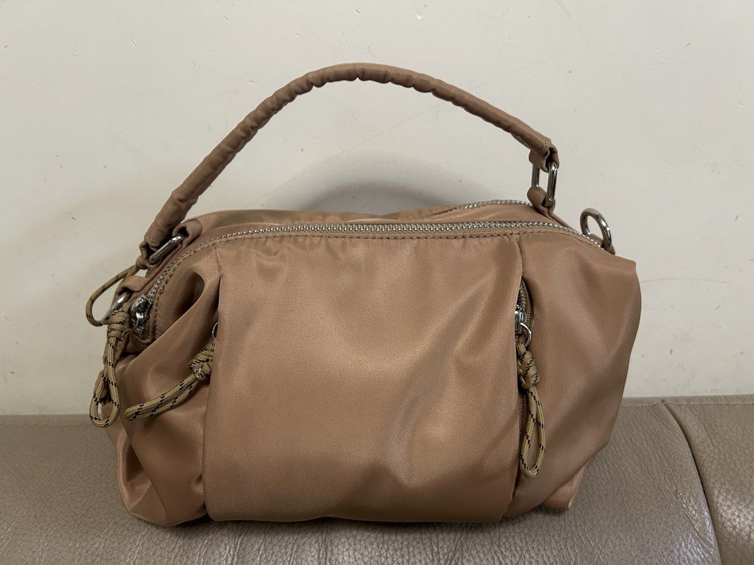 Ameri NYLON BAG （分類：單肩包）位於 Hong Kong。 由 jwhc0317 提交（商品編號 1464990599，圖片 5）。簡介： Ameri Vintage 尼龍手袋，奶茶色身配埋深藍色皺褶挽帶，造型好特別。可以側揹又可以手拎，望落去好有層次感。間隔實用，平時出街返工都好襯衫。。