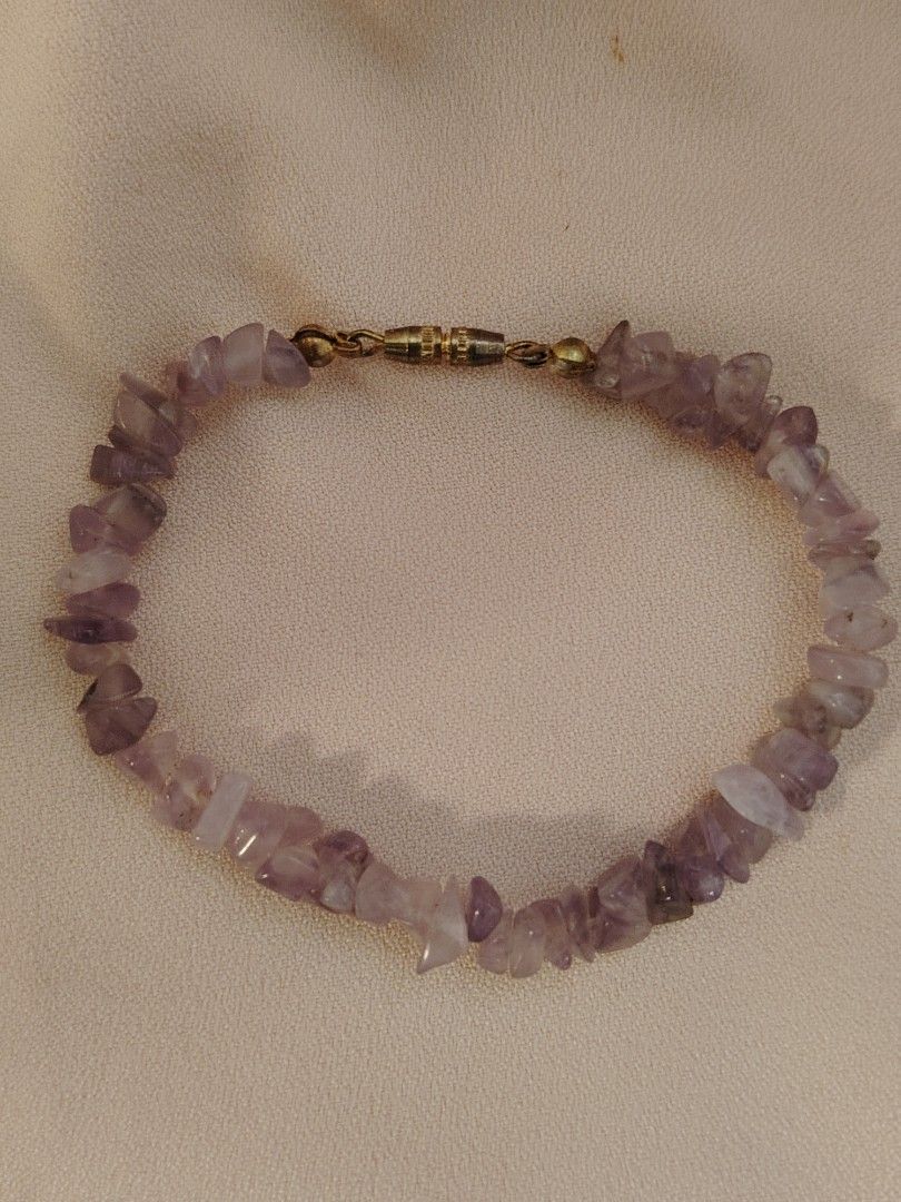 Amethyst Chip Bead Bracelet with Screw Clasp (Category: Bracelets) located in Baguio. Submitted by ezelmix94436 (Listing ID 1464975250, Image 2). Description: - Material: Genuine tumbled amethyst chip beads with natural stone variations - Closure: Gold-tone barrel screw clasp at the back - Fit: Lightweight and comfortable for daily wear - Style: Simple, elegant, and versatile purple beaded bracelet.
