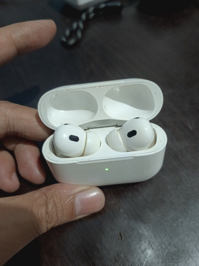 Apple AirPods Pro (Category: Headphones & Headsets) located in Caloocan City. Submitted by lucky_009 (Listing ID 1465035712, Image 2). Description: Airpods 2nd Gen Issue hindi na gumagana ung Right earphone. loc: 10th ave caloocan pwede shipping pag malayo shoulder nyo lng SF .