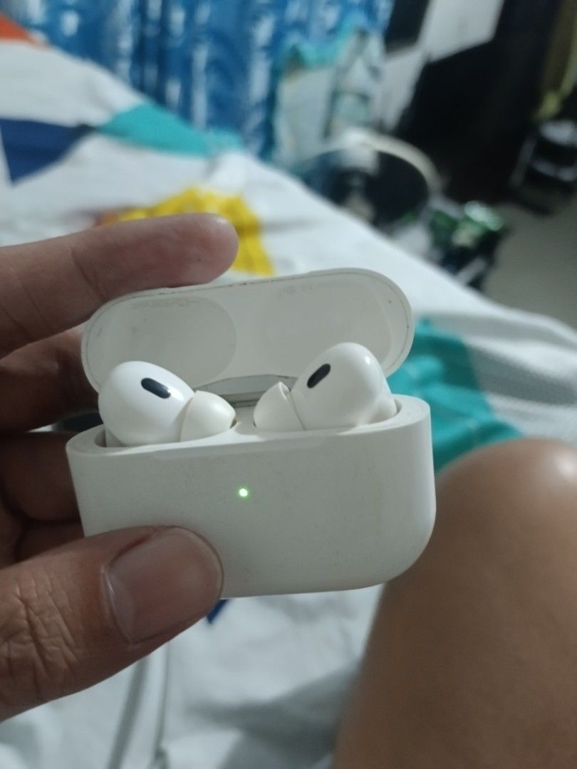 Apple AirPods Pro (Category: Headphones & Headsets) located in Caloocan City. Submitted by lucky_009 (Listing ID 1465035712, Image 3). Description: Airpods 2nd Gen Issue hindi na gumagana ung Right earphone. loc: 10th ave caloocan pwede shipping pag malayo shoulder nyo lng SF .