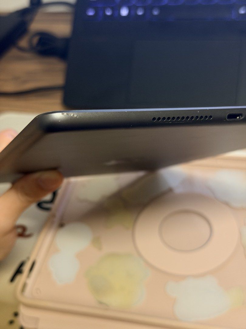 Apple iPad 9 64g （分類：平板電腦 - iPad）位於 Hong Kong。 由 miao.y 提交（商品編號 1465073591，圖片 3）。簡介： 自用Apple iPad9 64GB，換iPad Air所以出讓。邊角有輕微磕碰（詳見圖片），2022年12月30日購入，序列號官網可查。贈送保護殼、原裝充電線、電容筆。螢幕顯示正常，所有功能完好無故障。僅香港、深圳地區自提，不郵寄。iPad一經售出，不退不換！「所有外觀瑕疵已全部標註，實物如圖，自提當面驗機，確認無誤再交易」，作為額外保障。。