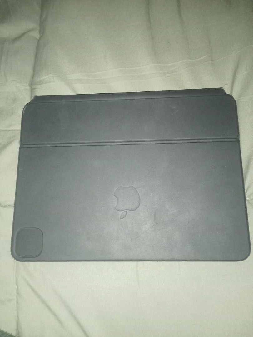 Apple Magic Keyboard 11 inch Pro (Category: Other Mobile & Gadget Accessories) located in Manila. Submitted by coolwhale.5637ea (Listing ID 1465015242, Image 2). Description: Apple Magic Keyboard 11inch Compatibility: Ipad Pro M2-M4 Good as New Rfs: Need Funds No dents, No damage Price Negotiable.