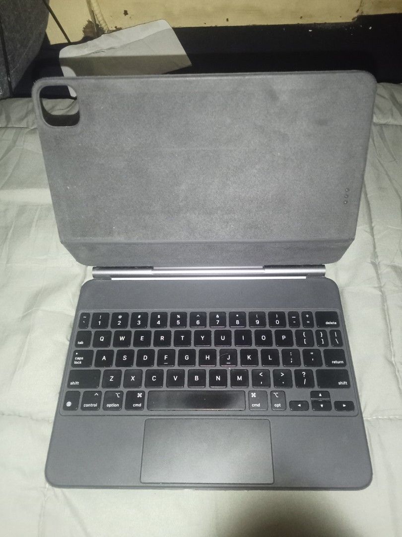 Apple Magic Keyboard 11 inch Pro (Category: Other Mobile & Gadget Accessories) located in Manila. Submitted by coolwhale.5637ea (Listing ID 1465015242, Image 1). Description: Apple Magic Keyboard 11inch Compatibility: Ipad Pro M2-M4 Good as New Rfs: Need Funds No dents, No damage Price Negotiable.