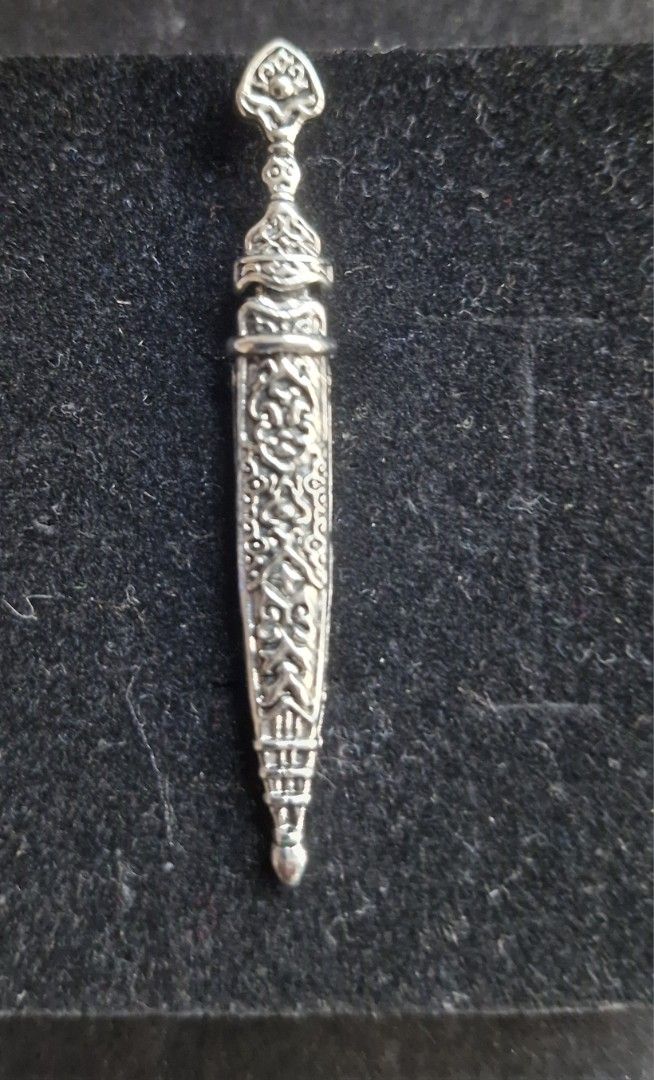 Aragorn's Sword Brooch (Category: Brooches) located in Taguig. Submitted by mommaschoice (Listing ID 1464970262, Image 1). Description: Brand new Unisex use Beautifully crafted brooch design Lightweight won't damage the fabric Adds elegance to one's outfit Can be use as a tie brooch as well Ships nationwide.