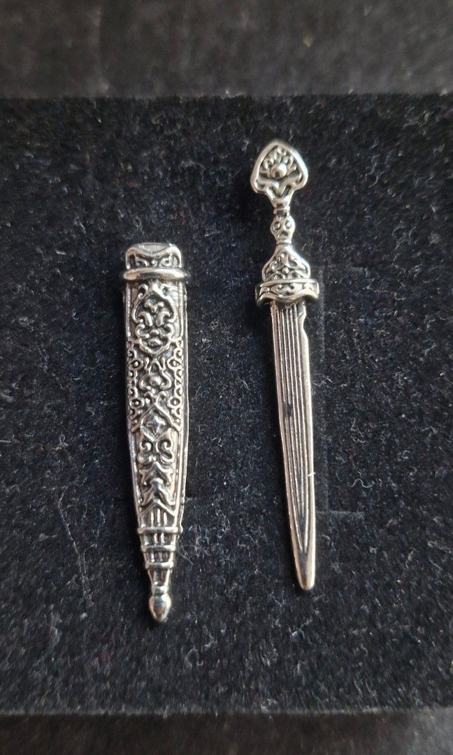 Aragorn's Sword Brooch (Category: Brooches) located in Taguig. Submitted by mommaschoice (Listing ID 1464970262, Image 2). Description: Brand new Unisex use Beautifully crafted brooch design Lightweight won't damage the fabric Adds elegance to one's outfit Can be use as a tie brooch as well Ships nationwide.