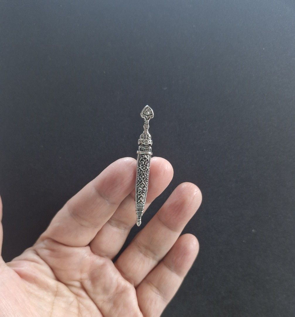 Aragorn's Sword Brooch (Category: Brooches) located in Taguig. Submitted by mommaschoice (Listing ID 1464970262, Image 3). Description: Brand new Unisex use Beautifully crafted brooch design Lightweight won't damage the fabric Adds elegance to one's outfit Can be use as a tie brooch as well Ships nationwide.