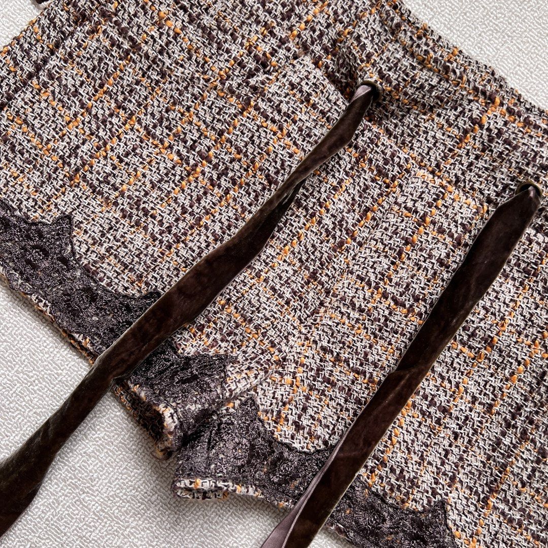 argimony brown tweed shorts (Category: Shorts) located in Limay. Submitted by budolfindsrawrawr (Listing ID 1465076129, Image 3). Description: argimony brown tweed shorts - w31/32 h18.5 l11.5 - in excellent condition .