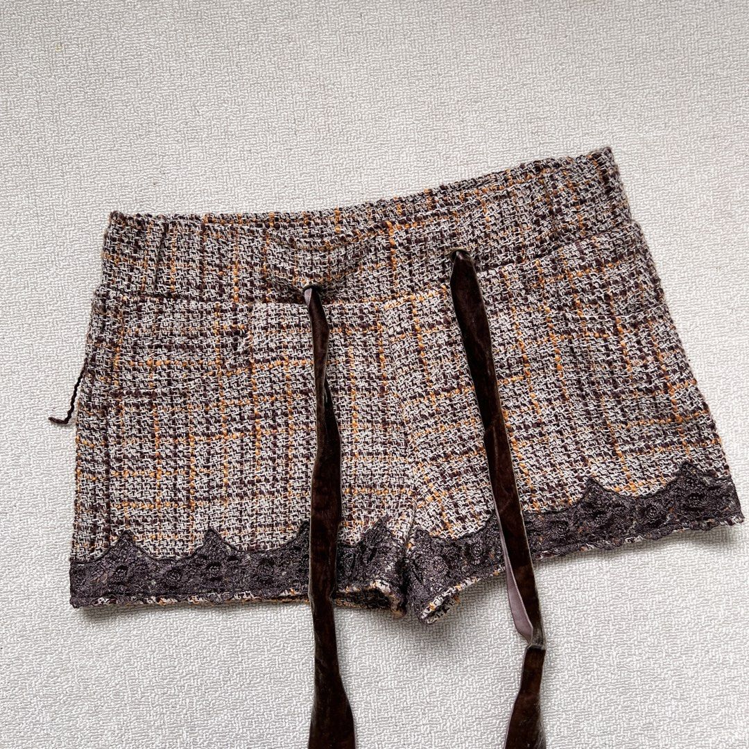 argimony brown tweed shorts (Category: Shorts) located in Limay. Submitted by budolfindsrawrawr (Listing ID 1465076129, Image 2). Description: argimony brown tweed shorts - w31/32 h18.5 l11.5 - in excellent condition .