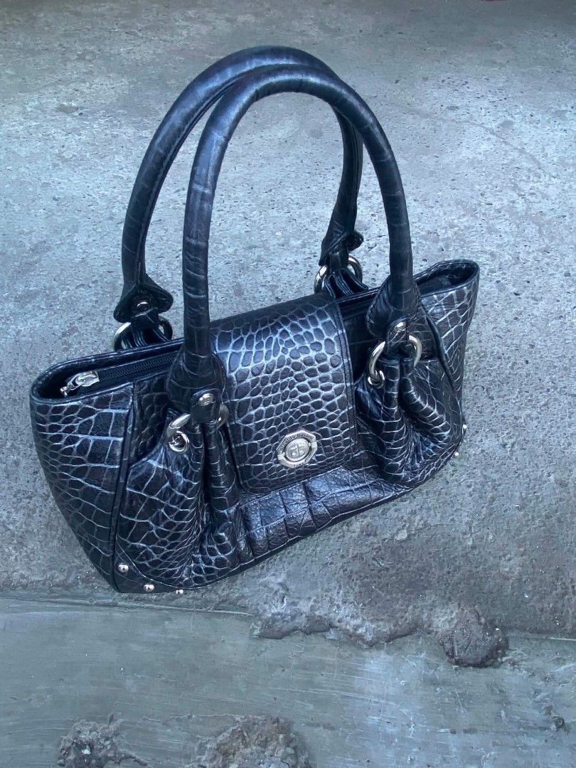 Arnaldo Bassini (Category: Shoulder Bags) located in Zamboanga. Submitted by we_thriftt (Listing ID 1465115352, Image 1). Description: pm for more details.