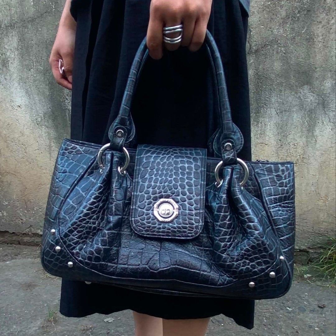 Arnaldo Bassini (Category: Shoulder Bags) located in Zamboanga. Submitted by we_thriftt (Listing ID 1465115352, Image 3). Description: pm for more details.