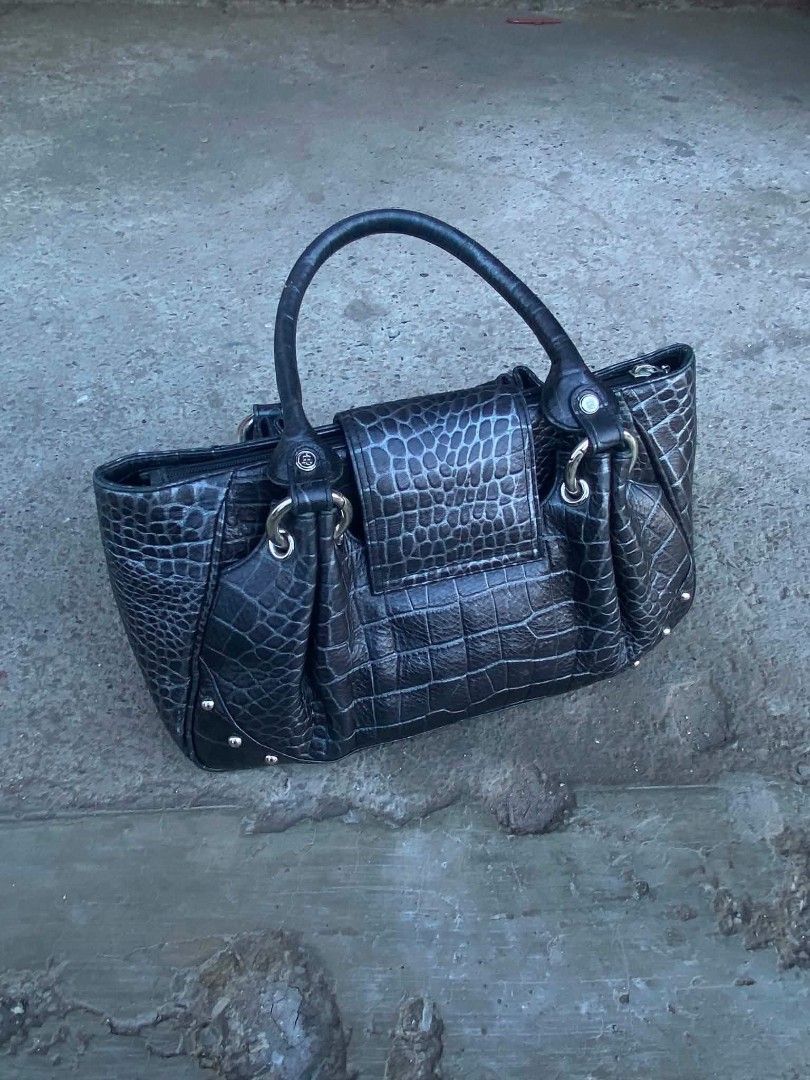 Arnaldo Bassini (Category: Shoulder Bags) located in Zamboanga. Submitted by we_thriftt (Listing ID 1465115352, Image 2). Description: pm for more details.