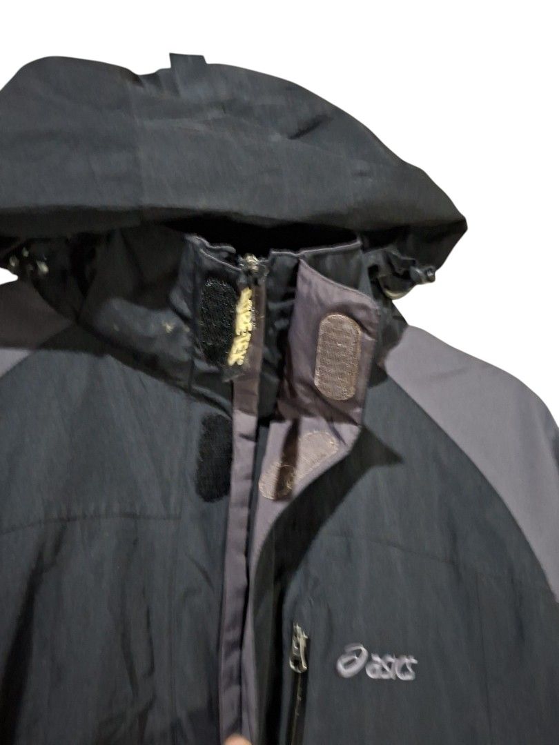 Asics Gore-Tex (Category: Coats, Jackets and Outerwear) located in Leyte. Submitted by jpsrvd19 (Listing ID 1465081978, Image 3). Description: - Authentic Asics waterproof jacket with Gore-Tex Performance Shell technology - Stylish black and dark grey colorway - Functional technical gear featuring an attached hood with drawstrings - Secure zip-up front closure - Convenient zipped pockets on the chest and sides - Signature Asics branding on the ch