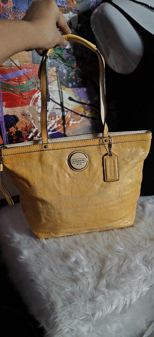Auth .Coach Bundle 6pcs Bag (Category: Luxury Bags & Wallets) located in Las Pinas. Submitted by liezel49 (Listing ID 1465012004, Image 2). Description: magaganda pa nman cya yong iba may dumi lang pm me pra send ko pics details nang bag .